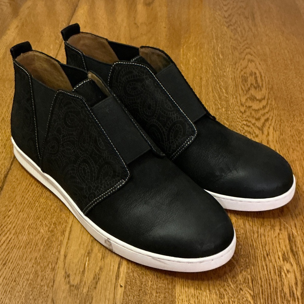Woman’s Biza black slip on leather sneaker. Size 41. Barely worn! White sole.
